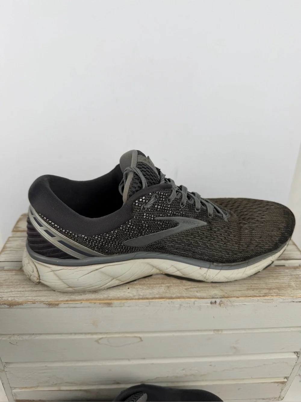 Brooks Men's Ghost 11 Running Shoes gray mesh upper size 10 wide (2E)
